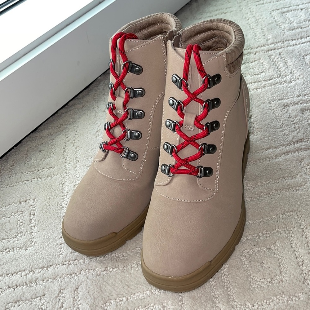 DR. SCHOLL’S NEW Reign wedge size 6